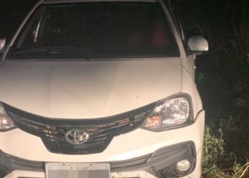 Polícia encontra dois homens mortos dentro de veículo