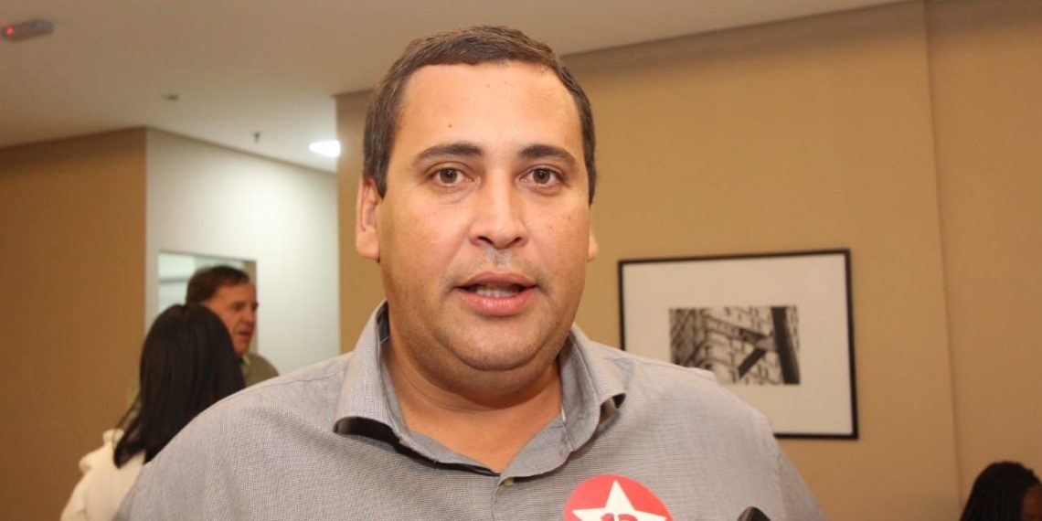 PT Bahia aciona a Justiça para apreender material ilegal que associa Neto a Lula