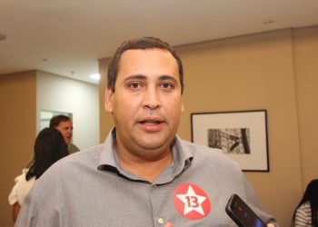 PT Bahia aciona a Justiça para apreender material ilegal que associa Neto a Lula