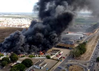 Dezenas de ônibus da Empresa Novo Horizonte são destruídos pelo fogo em Vitória da Conquista