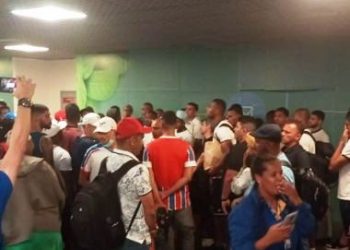 Após 5º jogo sem vencer, elenco do Bahia desembarca em Salvador com protestos