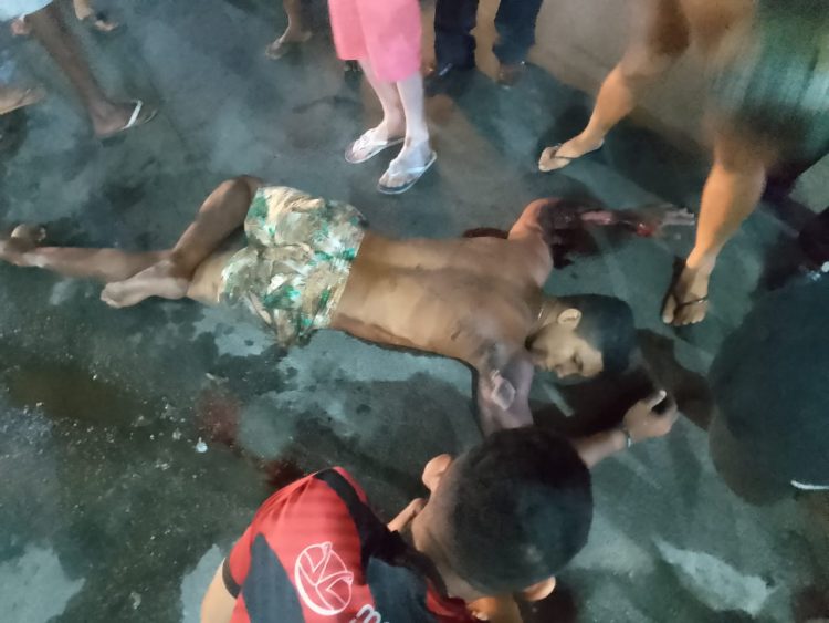 Jovem sofre fratura exposta no joelho após ser atropelado e arrastado por carro