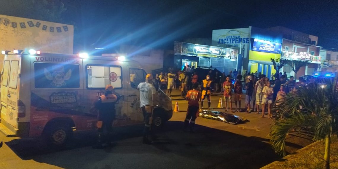 Homicídio e colisão de motos são registrados quase que ao mesmo tempo e poucos metros de distância