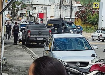 Funcionário de banco tem explosivos colocados no corpo e é obrigado a entregar dinheiro durante assalto à agência