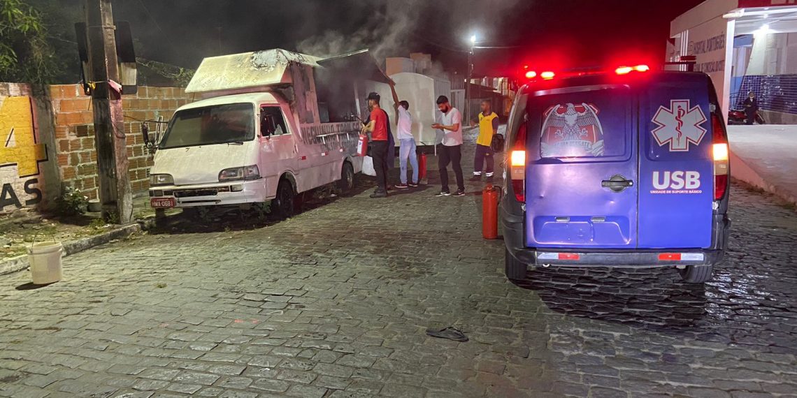 Trailler de lanches pega fogo em frente a hospital de Coité