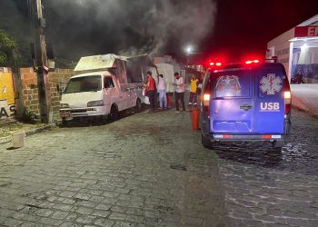 Trailler de lanches pega fogo em frente a hospital de Coité