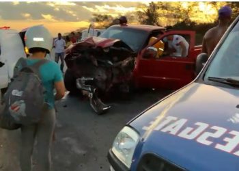 Colisão frontal entre dois carros deixa quatro feridos na BA 120