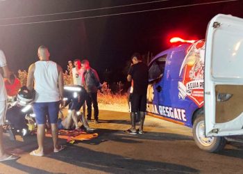 Mulher fica ferida após sofrer queda de moto ao passar por quebra-mola na BA 120