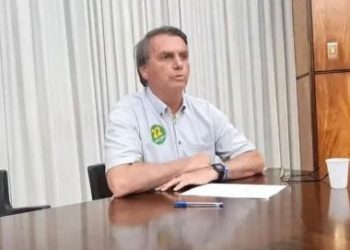 Bolsonaro faz live na madrugada para justificar encontro com adolescentes