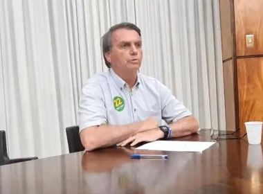 Bolsonaro faz live na madrugada para justificar encontro com adolescentes