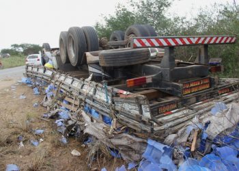 Caminhão carregado com água mineral capota, deixa um morto e dois feridos na BA 409
