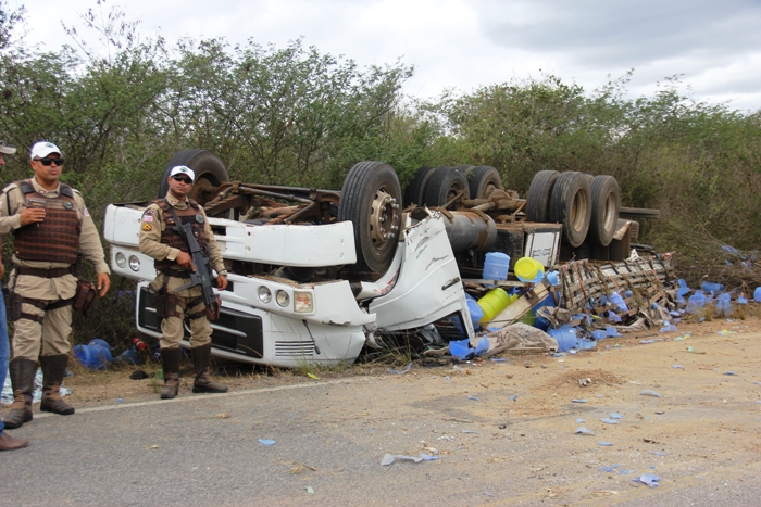 Identificadas as vítimas do acidente envolvendo um caminhão carregado com água mineral na BA 409
