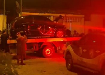 Jovem sofre fratura exposta no joelho após ser atropelado e arrastado por carro