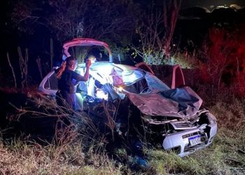 Duas pessoas ficam feridas após carro atingir cavalo na BA-120