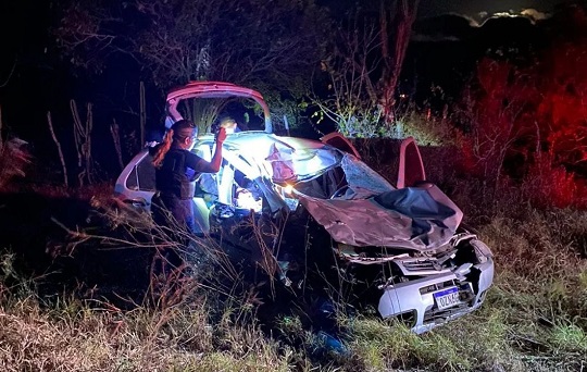 Duas pessoas ficam feridas após carro atingir cavalo na BA-120
