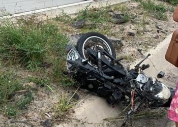 Três pessoas da mesma família morrem após batida entre motocicleta e carro na BR-101