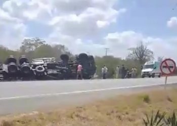 Caminhão carregado com caju capota na BR 324 e condutor tem ferimentos leves