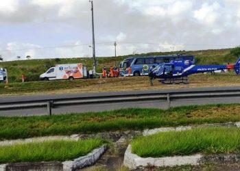 PM é baleado ao reagir a assalto em ônibus na BR-324; suspeito do crime e passageiro também foram atingidos por disparos