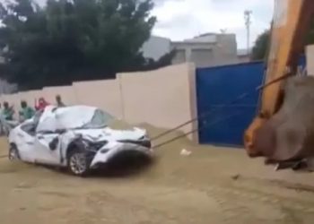 Diretor de escola tem carro destruído após veículo ser atingido com carga de caminhão que tombou