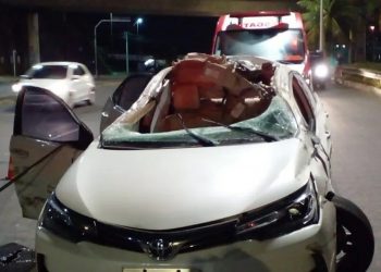 Salvador – Motorista morre ao bater em outro carro e em poste na Paralela
