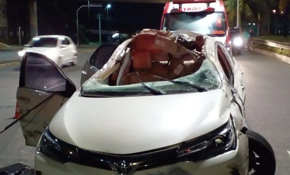 Salvador – Motorista morre ao bater em outro carro e em poste na Paralela