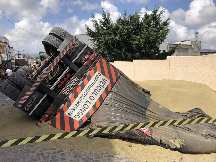 Diretor de escola tem carro destruído após veículo ser atingido com carga de caminhão que tombou