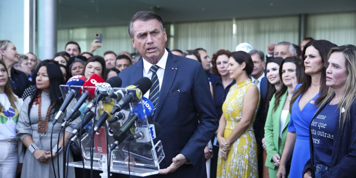 Bolsonaro recebe apoio de deputados reeleitos no Palácio da Alvorada