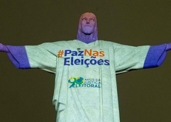 TSE veste o Cristo Redentor com camiseta pela paz nas Eleições 2022
