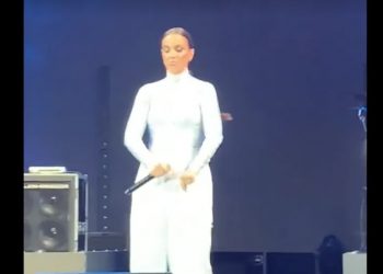 Durante show na BA, público interrompe Ivete com jingle de Lula e cantora faz dancinha