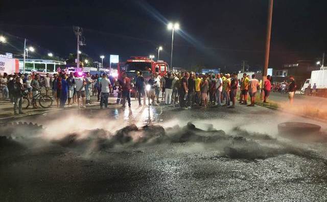 Apoiadores de Bolsonaro bloqueiam BR-116 Norte em Feira de Santana