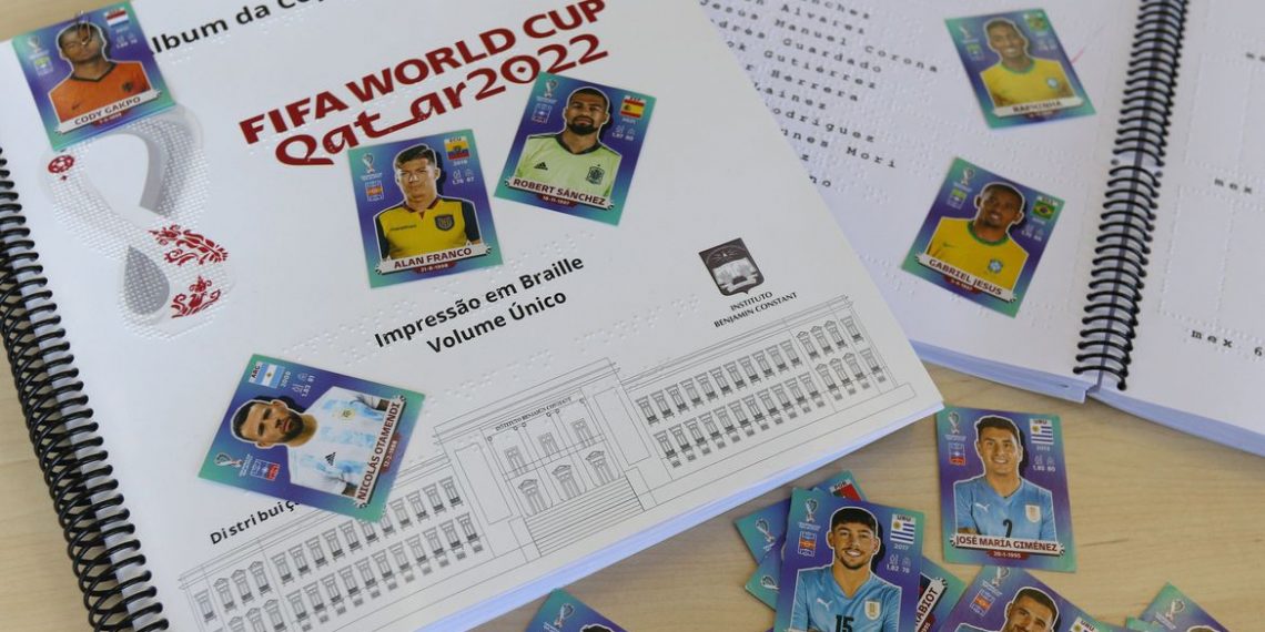 Pessoas com deficiência visual ganham álbum da Copa em braille