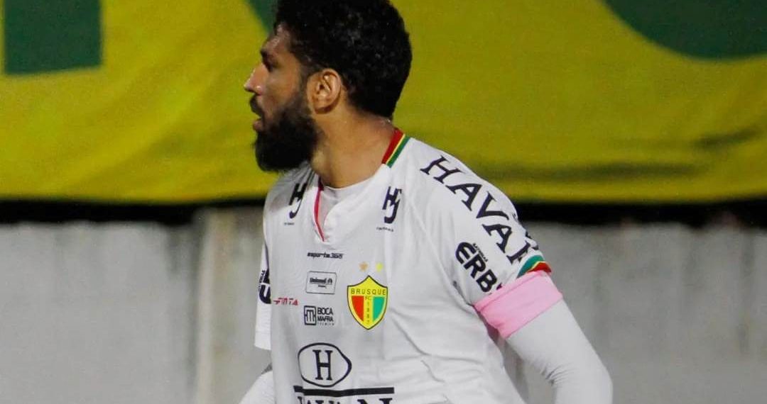 Wallace usou braçadeira de capitão na cor rosa para conscientizar sobre o câncer de mama e de colo do útero