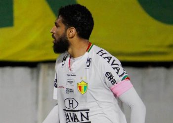 Wallace usou braçadeira de capitão na cor rosa para conscientizar sobre o câncer de mama e de colo do útero