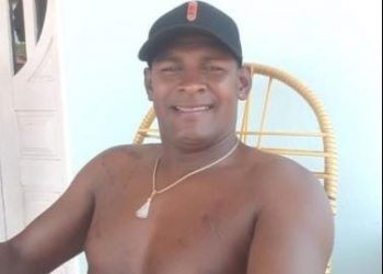 Pintor morre após colisão de motocicleta contra poste de iluminação pública