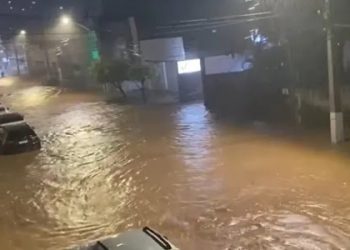 Chuva deixa ruas alagadas e afeta leitos de hospital em Jacobina