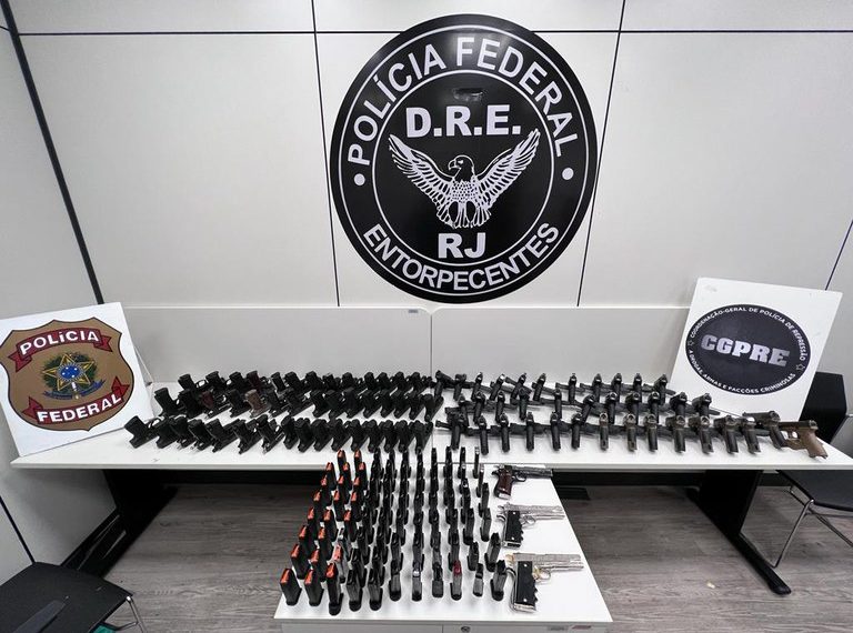 PF prende dois homens e apreende 84 pistolas em Piraí, no estado do Rio de Janeiro