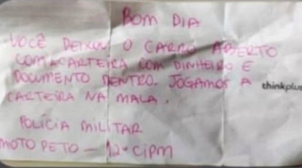 Policiais deixam bilhete para motorista que deixou carro com portas destravadas e vidro aberto: ‘Jogamos a carteira na mala’