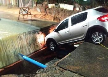 Após chuvas, carro é engolido por cratera na Avenida Artêmia Pires; motorista saiu ileso