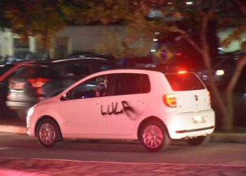 Carros são pichados com “Lula” ao lado do Acampamento dos Patriotas em Vitória da Conquista