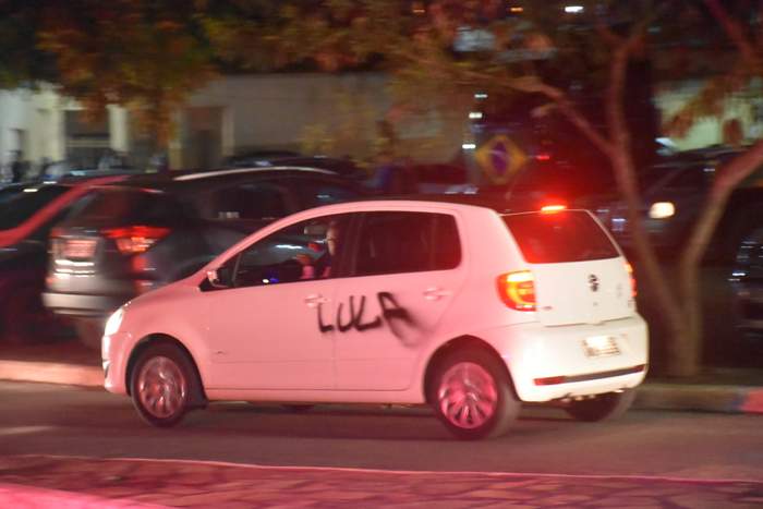 Carros são pichados com “Lula” ao lado do Acampamento dos Patriotas em Vitória da Conquista