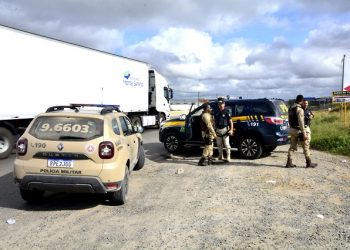 Manifestantes tentam bloquear BR-116 Norte mas são impedidos pela PRF