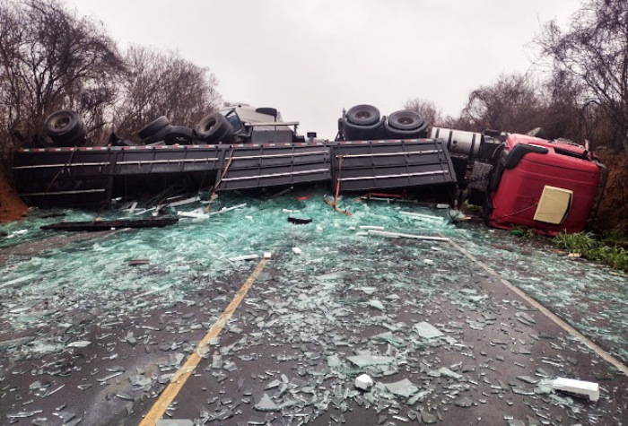 Cerca de 10 pessoas ficam feridas em acidente entre carretas e ônibus na Chapada Diamantina
