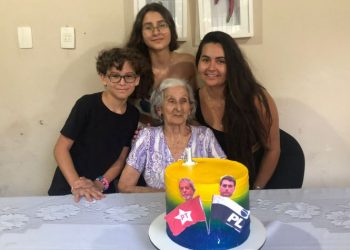 Sem briga: idosa comemorou aniversário de 97 anos com bolo decorado de Lula e Bolsonaro
