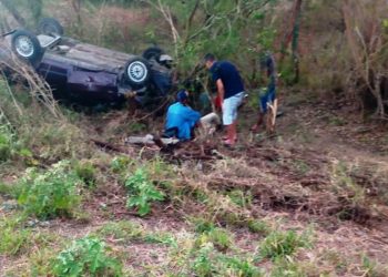 Mulher morre e outras duas pessoas ficam feridas em acidente envolvendo carro e moto na BR 349