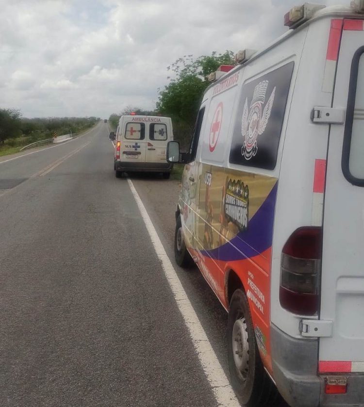 Colisão envolvendo caçamba e carro de passeio deixa 4 feridos na BR 324