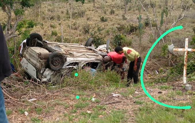 Colisão envolvendo caçamba e carro de passeio deixa 4 feridos na BR 324