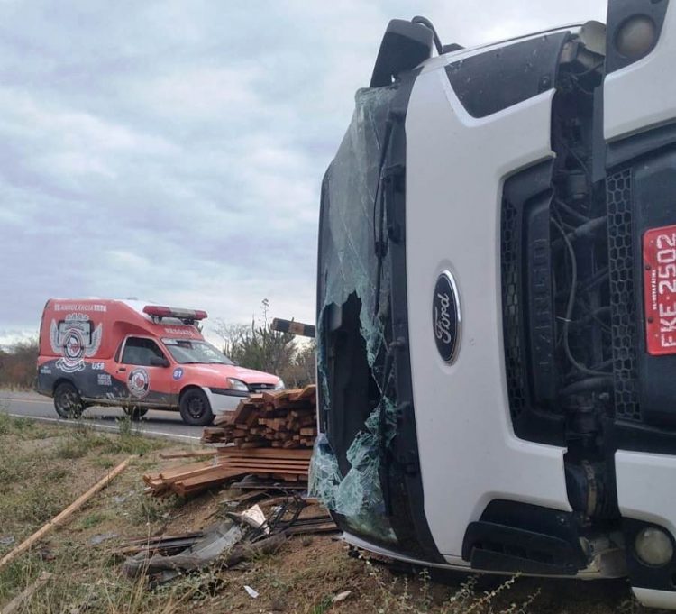 Caminhão carregado de madeira tomba na BA 120 e deixa dois feridos