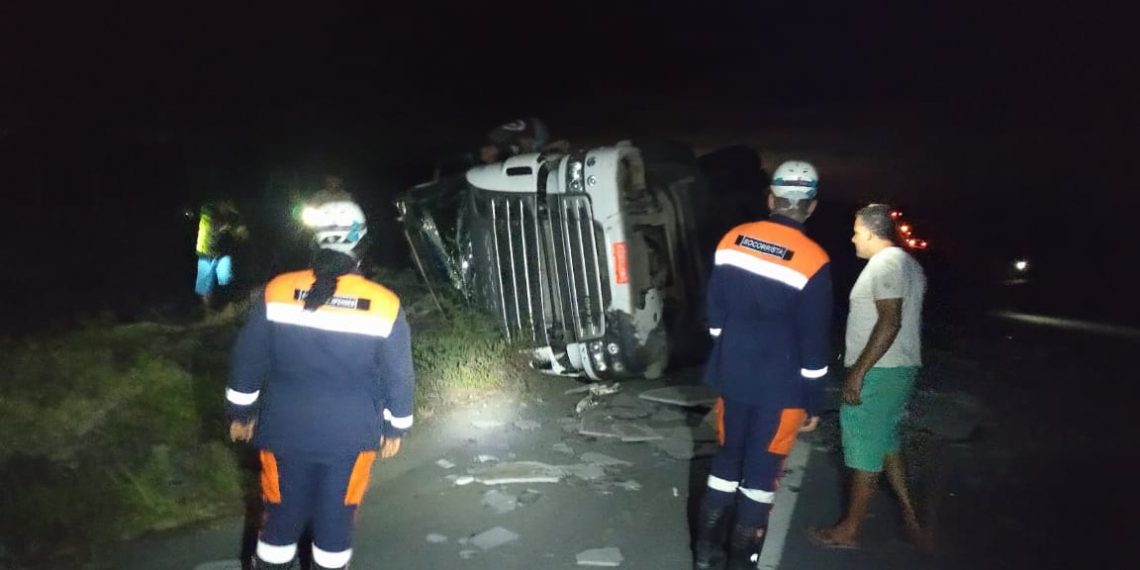 Motoristas ficam feridos em colisão envolvendo carreta e caçamba na BR 324