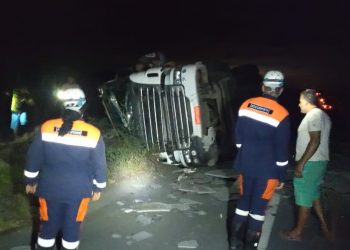 Motoristas ficam feridos em colisão envolvendo carreta e caçamba na BR 324