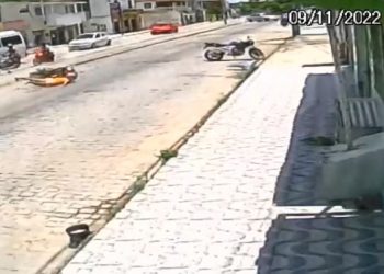 Mulher sofre acidente de moto após supostamente derrapar em rastro de óleo (vídeo)